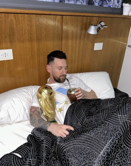 "¡Buen día!": Con la copa y un mate, así se despertó Messi