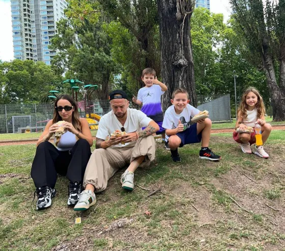 "Papu" Gómez recreó una histórica foto con su familia