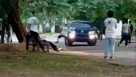 Investigan la embestida de una camioneta a un grupo de jóvenes