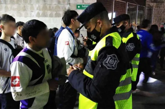 Quedaron 28 personas demoradas luego del partido en el Martearena
