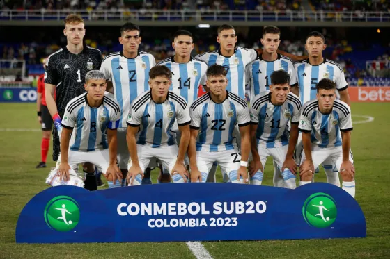 Argentina juega con la obligación de ganarle a Perú