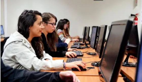 Mujeres de 18 a 25 años podrán acceder a becas para estudiar