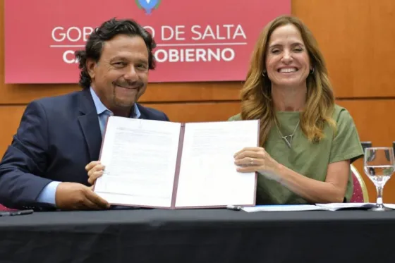 Gustavo Sáenz ​y Victoria Tolosa Paz encabezaron un acto donde firmaron un convenio