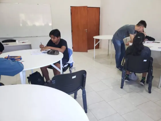 Más de 100 jóvenes preparan sus exámenes con apoyo escolar gratuito