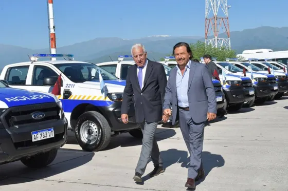 Gustavo Sáenz entregó movilidad a la Policía de la Provincia