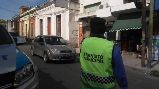 Buscan desalentar el estacionamiento en doble fila en las escuelas