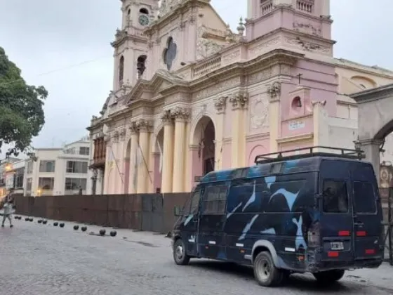 La Catedral amaneció totalmente vallada