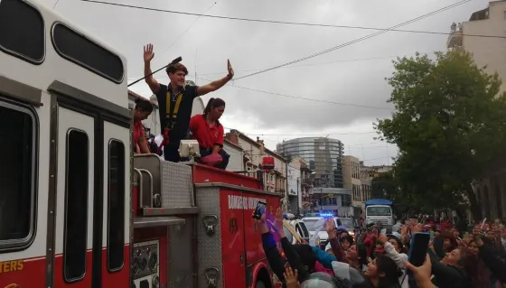 Marcos llegó a Salta y se paseó en un camión de bomberos por la ciudad