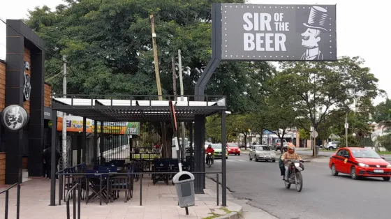 Un local comercial tapó con mesas una parada de colectivos