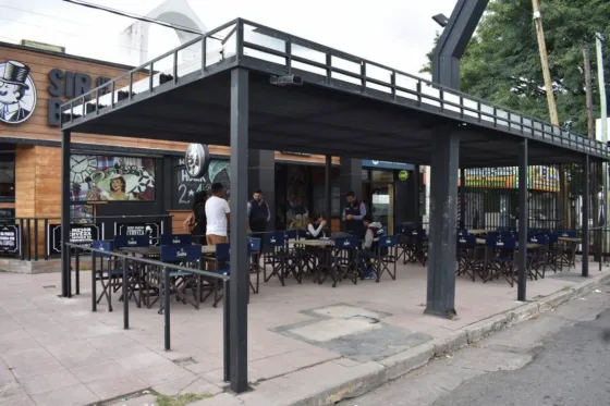 El local comercial de Tres Cerritos tendrá que desmontar la pérgola de la vereda