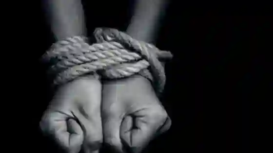 Imputaron a tres mujeres por atar y amenazar a empleada