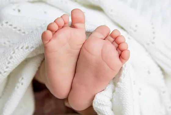 Embarcación: Padre detenido por golpear a su bebé de 2 meses