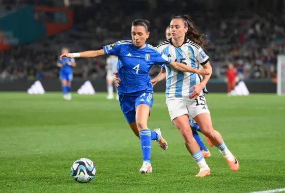 Argentina cayó en el debut ante Italia, que se llevó la victoria sobre el final