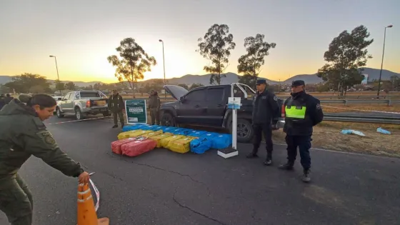 Intento de fuga termina con detención y decomiso de carga ilegal