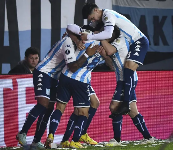 Racing goleó a Atlético Nacional y jugará cuartos de final contra Boca