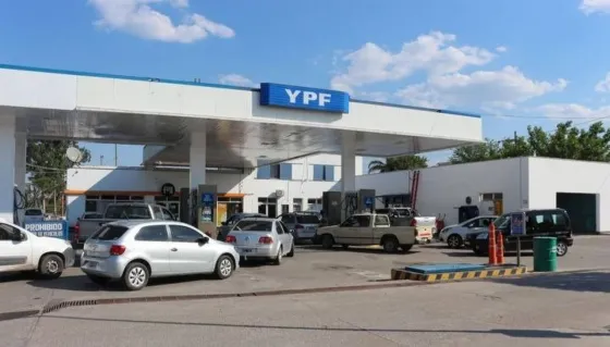 YPF anunció un aumento del 12,5% y el Gobierno congela subas hasta octubre