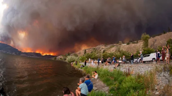 Más de 35 mil evacuados por incendios forestales en Canadá