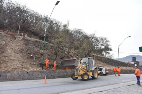 Continúan las tareas sobre la ladera del cerro San Bernardo