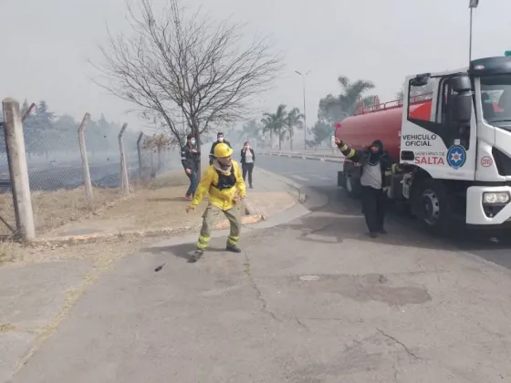 Gran incendió en un predio frente a la Ucasal