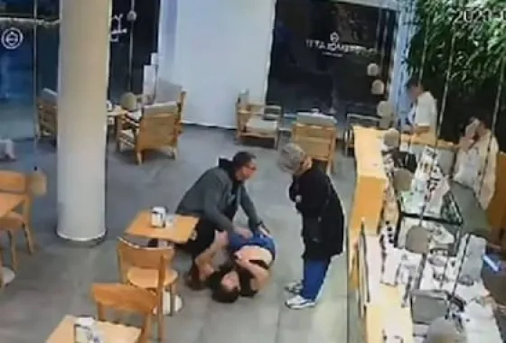 Un hombre entró herido a una heladería y murió