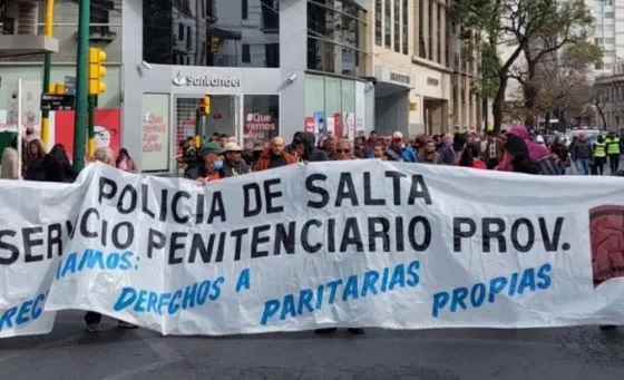 Marcha de retirados de la policía y penitenciarios: "los gremios son los principales entregadores de los trabajadores"