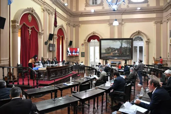 El Senado pidió que se reactive la refinería de Campo Durán