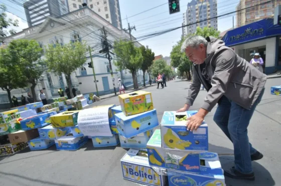 Bananeros bolivianos anunciaron bloqueo en la frontera con Argentina