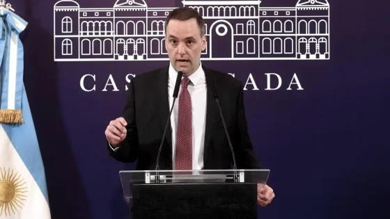 Adorni anunció la revisión de contratos y la "suspensión de la pauta en los medios por un año"