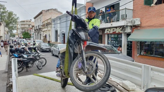 Operativos de tránsito para controlar el uso de casco en motociclistas