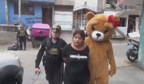 Un policía se disfrazó de oso de peluche para atrapar a una narcotraficante