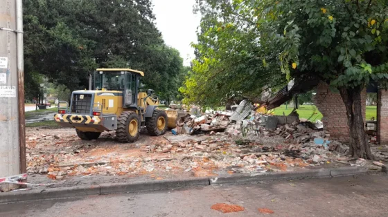 Voltearon el histórico kiosco de Av. Sarmiento y O'Higgins