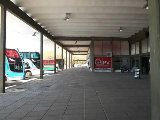 Un colectivo impactó contra el parador de la Terminal de Metán