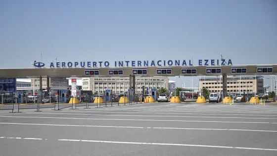El Aeropuerto de Ezeiza registra demoras por la fuerte actividad eléctrica