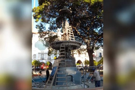 Realizan trabajos de pintura en la Plaza 9 de julio