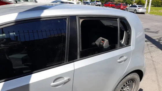 Robaron un auto atrás de la Municipalidad