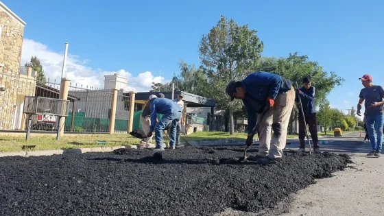 Efectúan arreglos de calzadas en distintos puntos de la ciudad