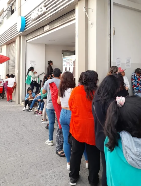 Cientos de personas esperan ser atendidas en las oficinas de ANSES