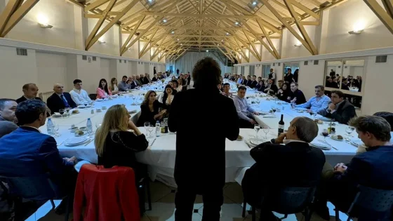 Milei agasajó a los diputados y hubo una manifestación afuera de Olivos