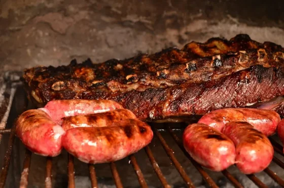 Hacer un asado para una familia tipo argentina ya cuesta más de $40.000