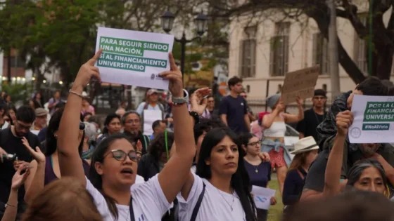Miles de estudiantes se manifestaron en defensa de la universidad