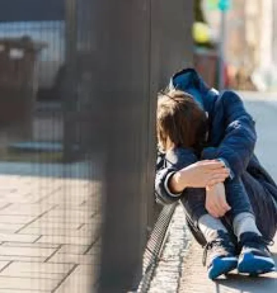 Tres detenidos por agredir y robar a un estudiante en la parada de colectivos