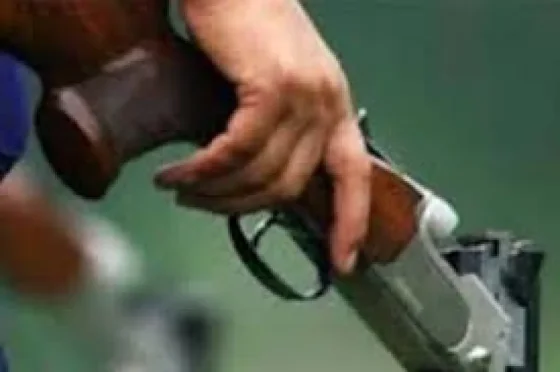 Condenado tras amenazar con armas a su esposa