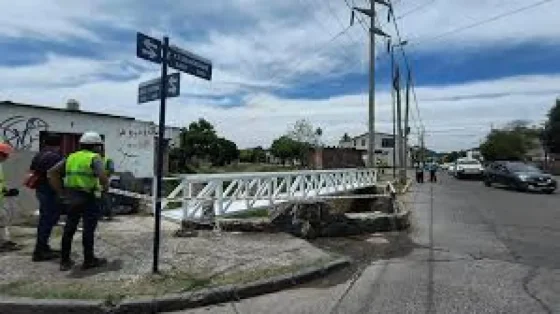 Colocaron una nueva pasarela peatonal sobre el canal Juan XXIII