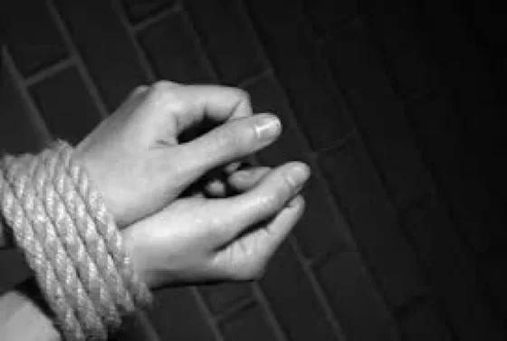 Encerró y amenazó con un cuchillo a una empleada de una panadería