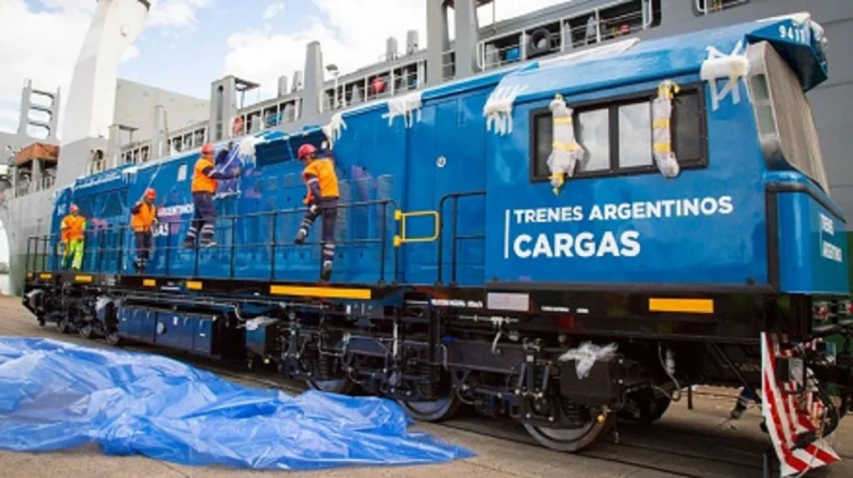 Llegaron al país locomotoras y vagones para renovar los trenes de cargas