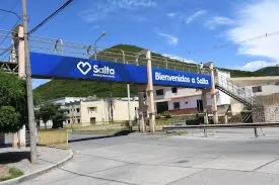 Ejecutan tareas de mantenimiento en la pasarela de ingreso a la ciudad