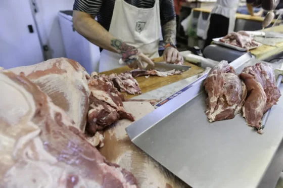 El consumo de carne tocó mínimos históricos y por primera vez en Argentina se comió más pollo