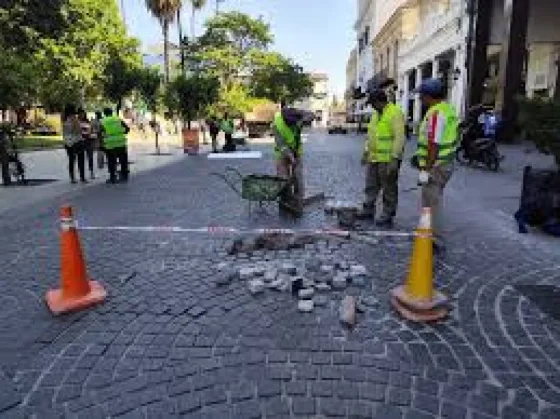 Plaza 9 de Julio: realizan arreglos de calzada en los alrededores