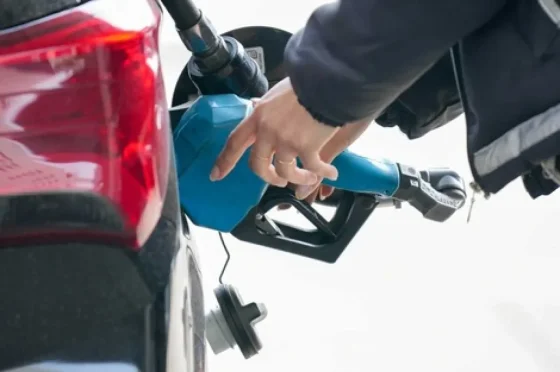 Oficializan la medida que permite el autoservicio de combustibles
