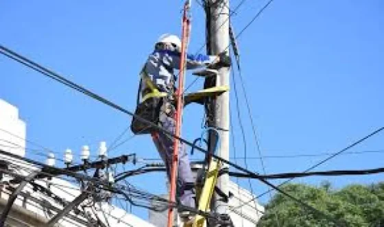 Avanza el despeje de cables en desuso sobre la calle Mitre